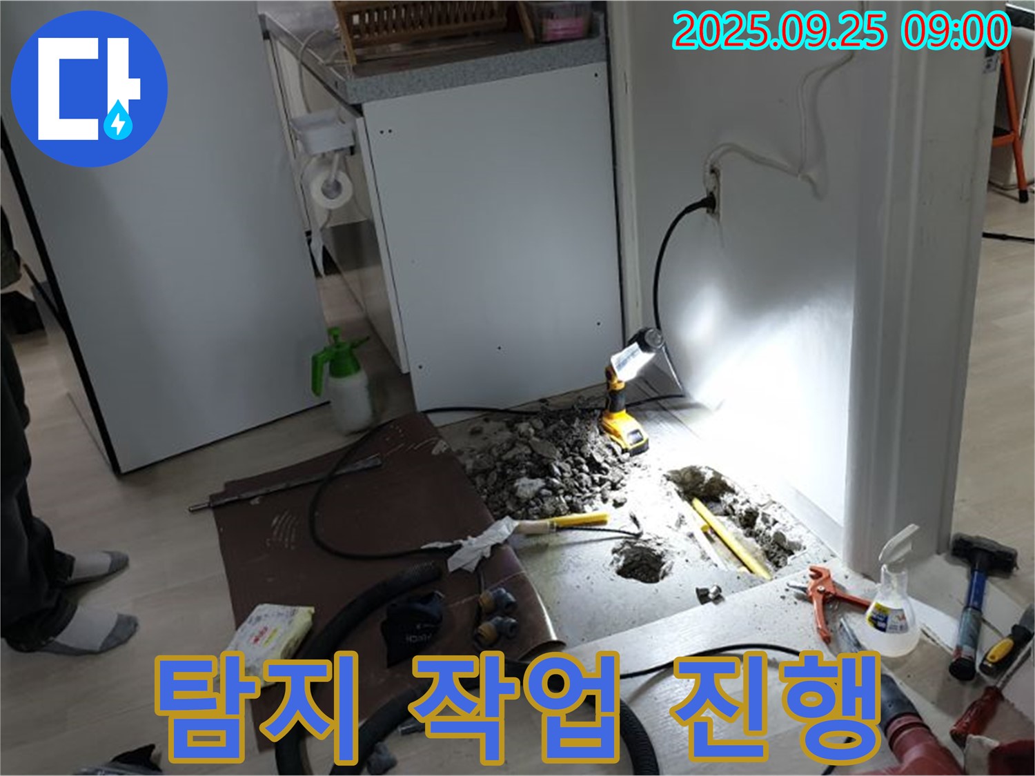 양주시 백석읍 연곡리 주택 누수 탐지 작업 - 전문 장비를 이용한 싱크대 옆 정확한 누수 위치 탐색