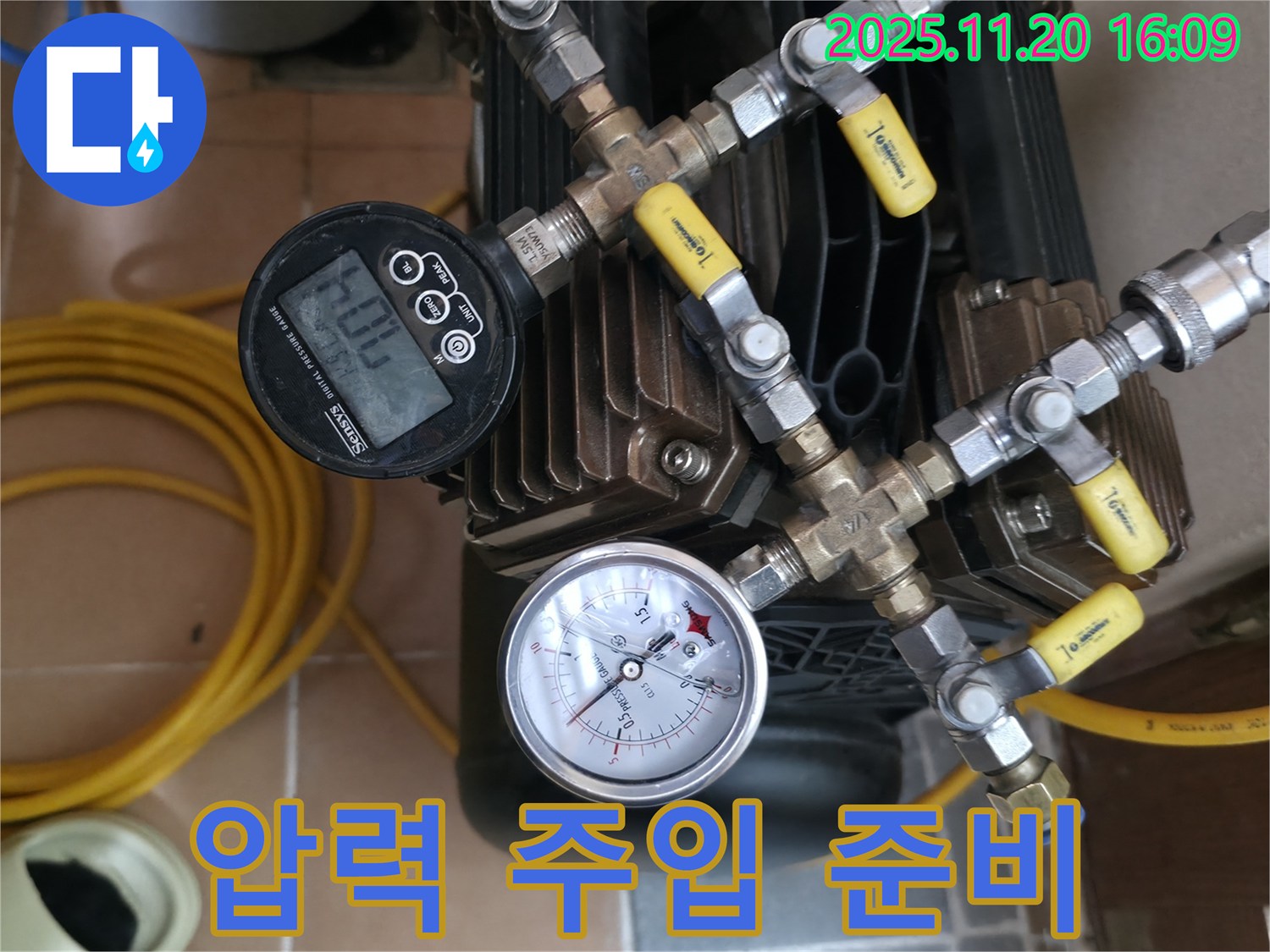 압력 주입을 위한 호스를 연결하고 - 본격적인 누수 탐지 작업을 - 시작할 준비를 마쳤습니다.