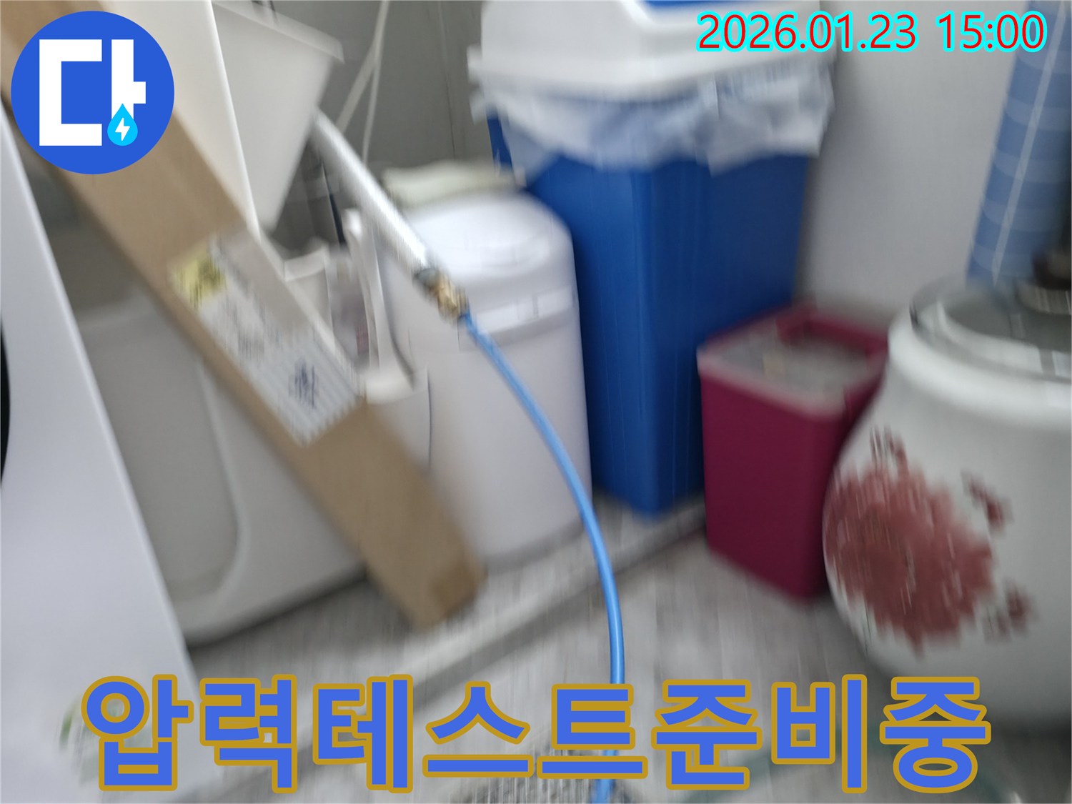 정확한-진단으로-불필요한-공사를-줄이기-위해-누수-엔지니어가-배관에-압력-측정-장비를-설치하고-있습니다.