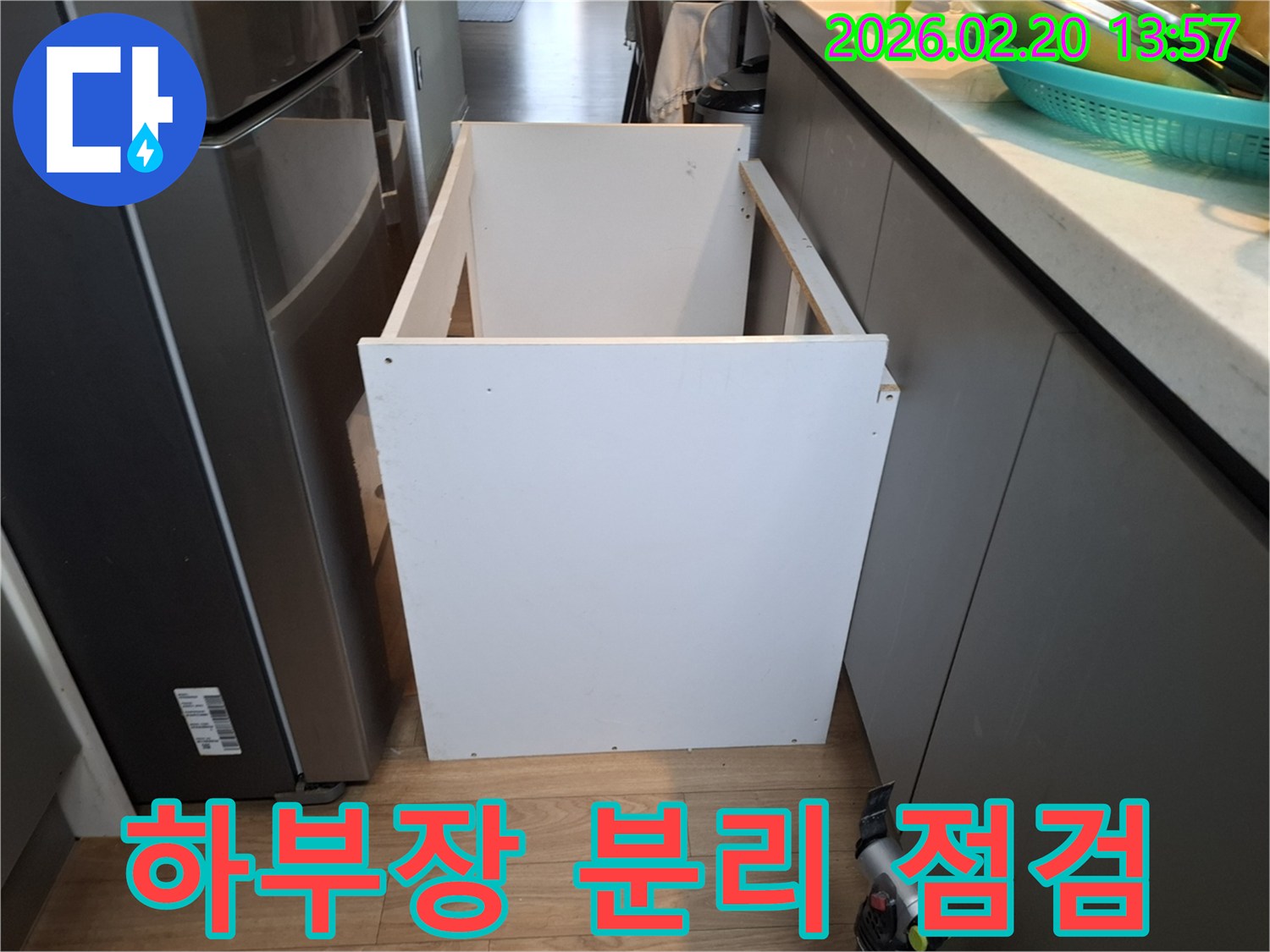 온수 누수 확인을 위해 싱크대 하부장을-안전하게 분리하여 배관을 점검하는 과정입니다