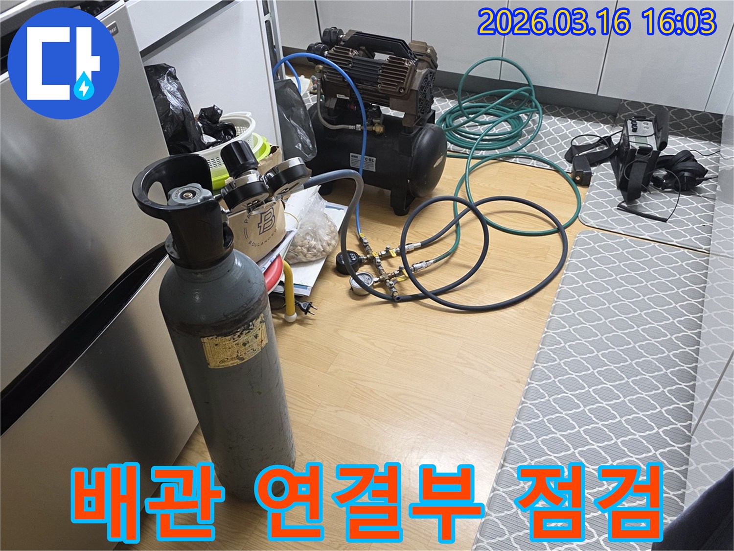 상가 누수 원인을 파악하기 위해-다양한 호스와 게이지를 연결하여-배관 시스템을 점검하는 모습입니다