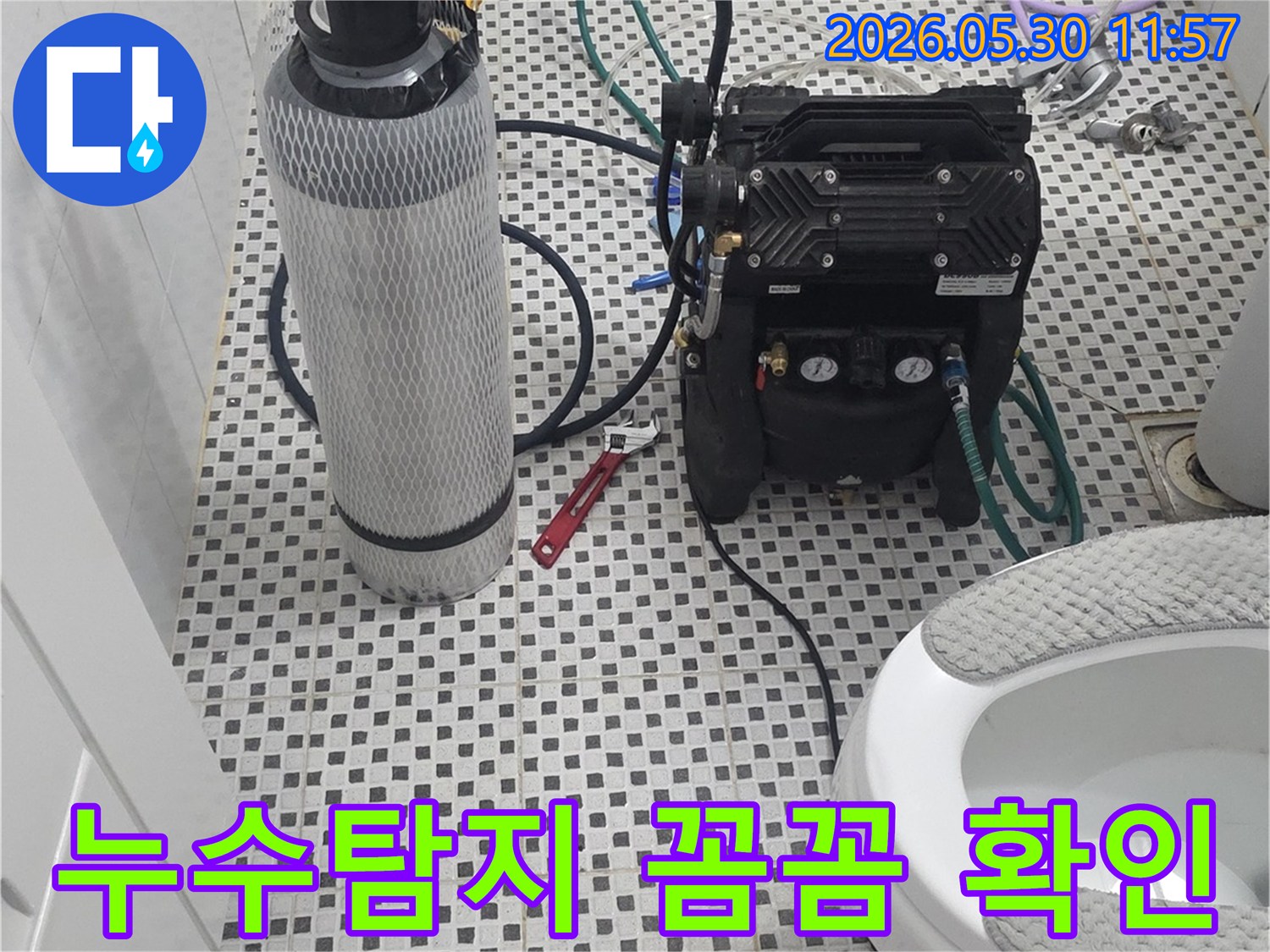 이 이미지는 노원구 상계동에서-누수-탐지 장비를 사용하여-배관의 미세한 누수-지점까지-꼼꼼하게-확인하는-전문적인-작업 현장을-보여줍니다.
