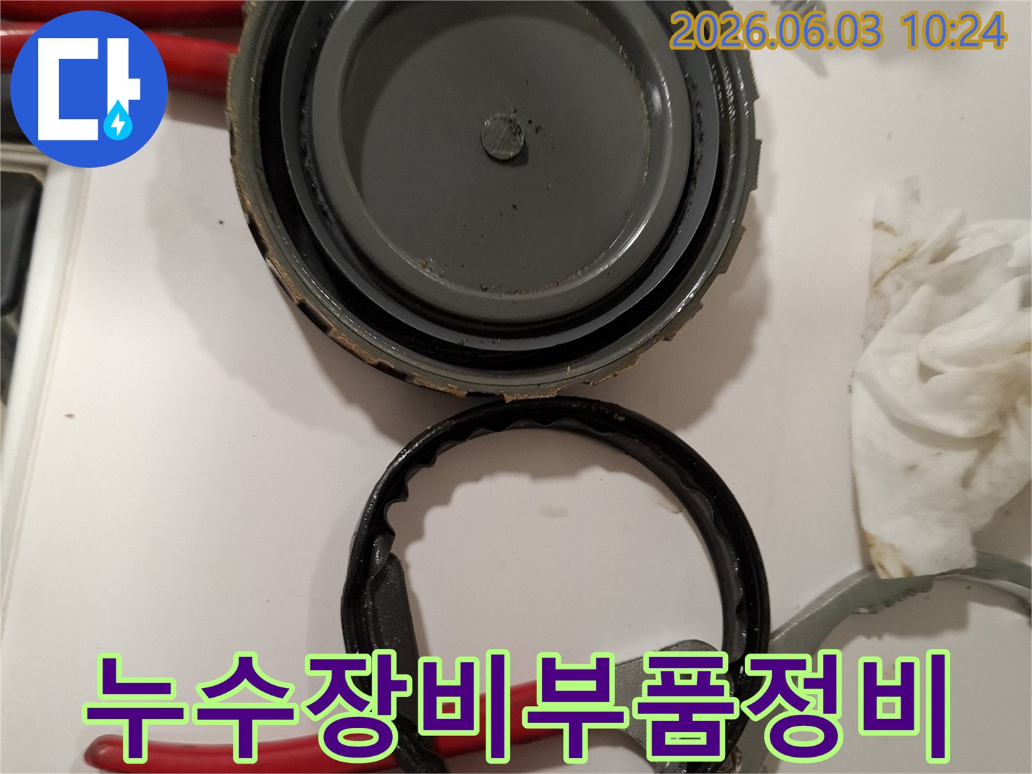 누수-탐지-장비의-내부-부품을-분해하여-정비하는-전문가의-작업-모습
