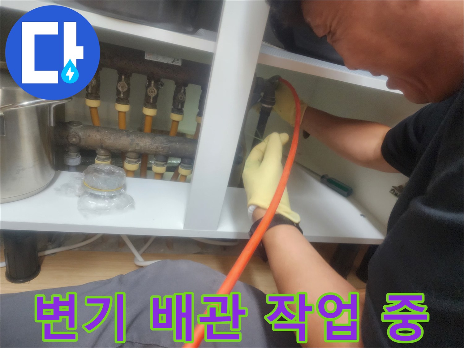 하수구 배관의 오염을 제거하기 위해-장비를 사용하는 엔지니어의 손