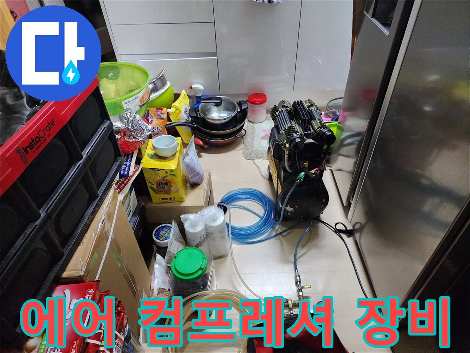 공압 테스트를 위해 배치된-산업용 에어 컴프레셔와 부속 자재