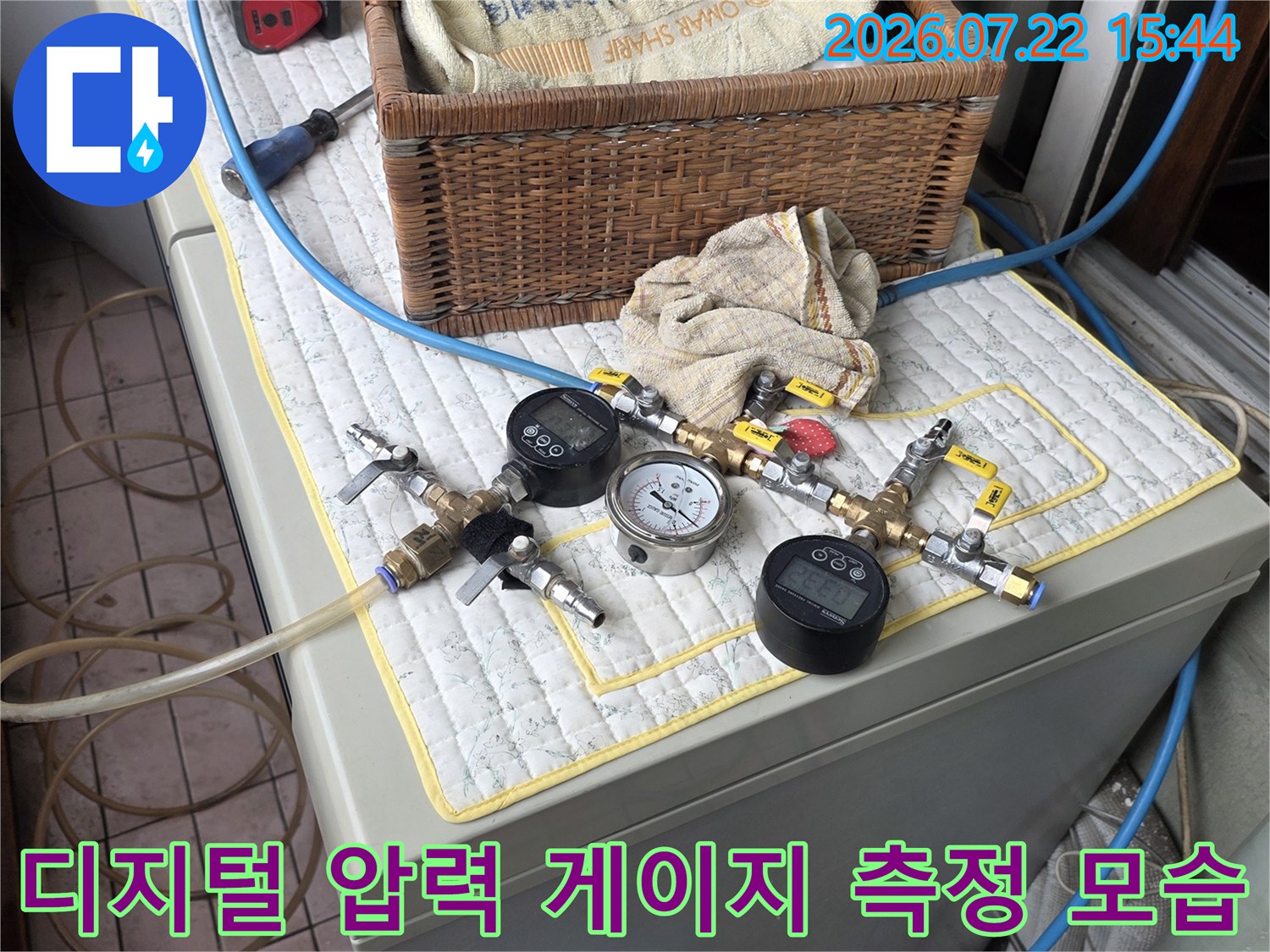 배관 연결 호스와 디지털 수치 표시 장치가 세팅된 누수 탐지 현장-사진