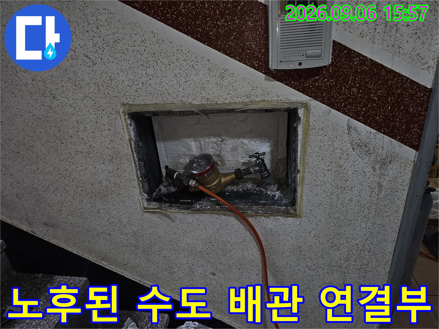 비트실 내부-금속 재질의 배관과 압력 측정을 위한 호스 연결 상태
