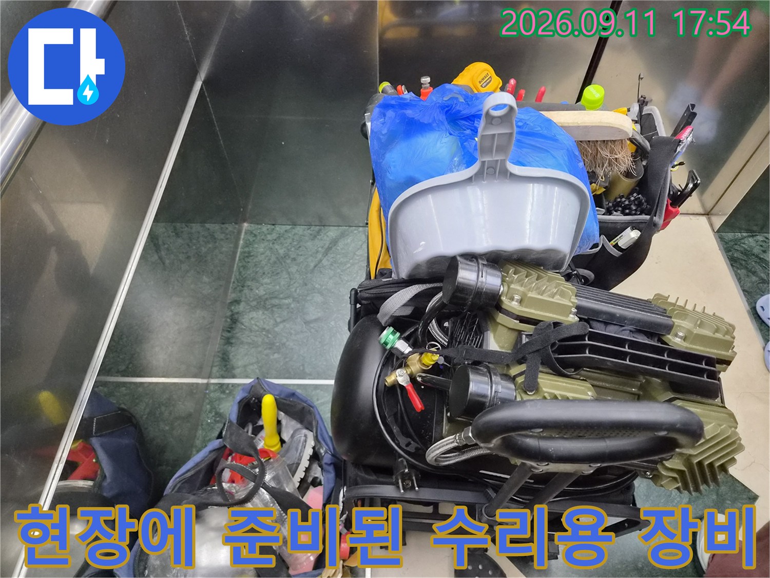 욕실 배관의 꼬임 현상을 해결하기 위해 준비한 전문 설비 공구들입니다.